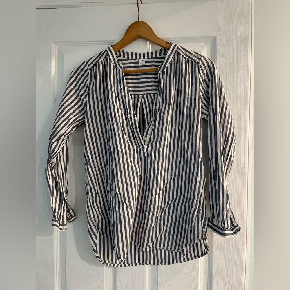 Old Navy 1/4 buttoned V-Neck. Size medium. Barely worn